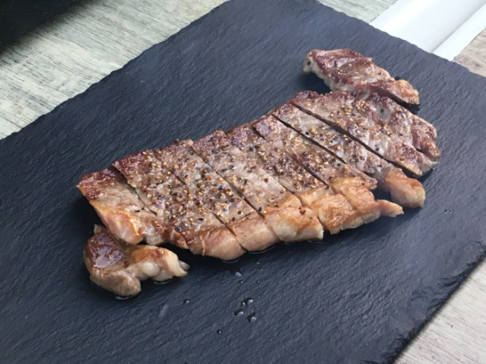 美味しいステーキの焼き方で作った肉厚のステーキ
