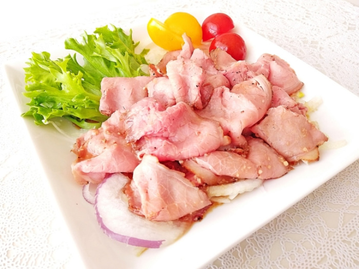 お皿に盛り付けられた栄養たっぷりの牛肉