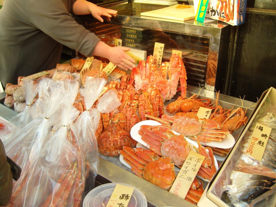 店頭に並ぶ数種類のカニ