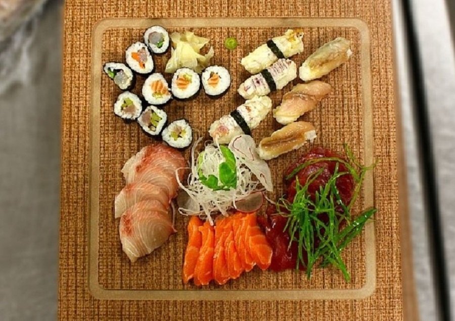 お寿司とお刺身盛り合わせ